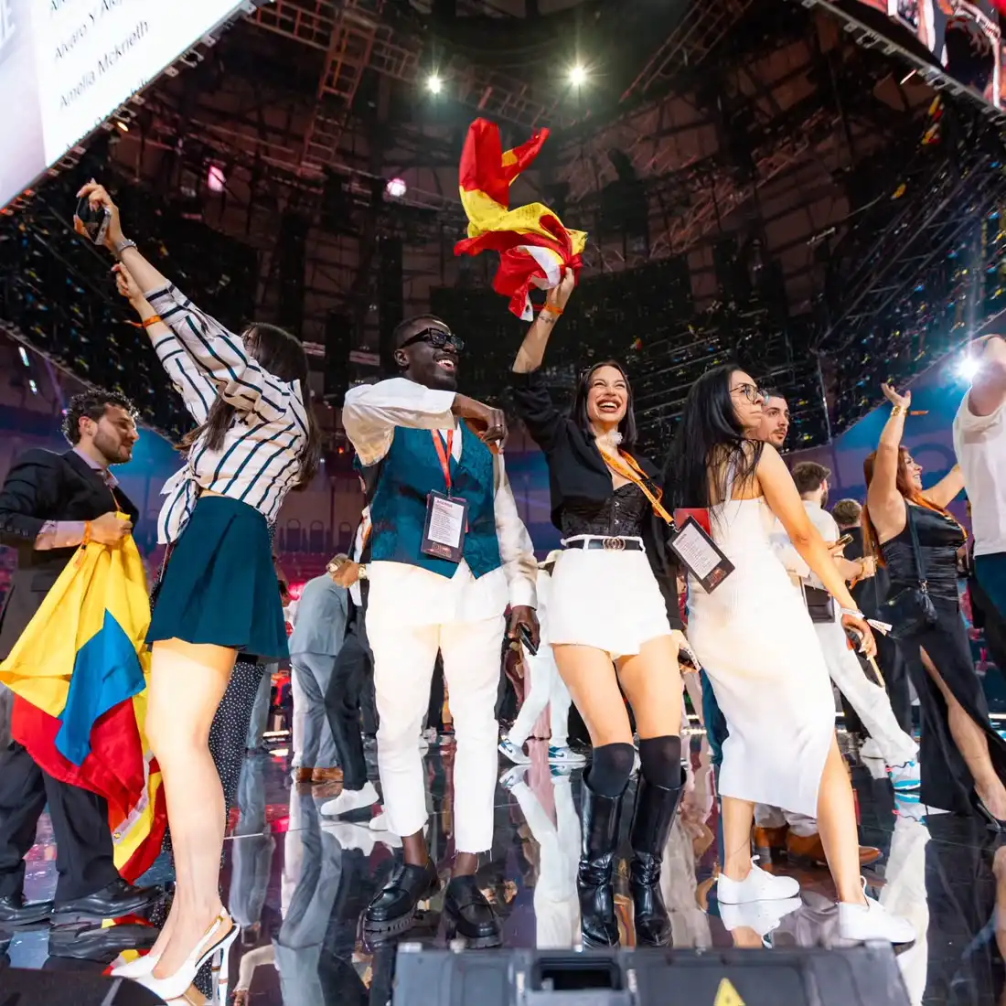 Escenario con banderas durante una premiación