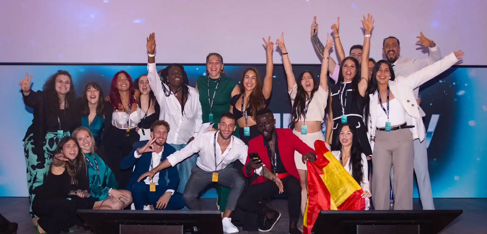Equipo celebrando sobre el escenario de un evento internacional