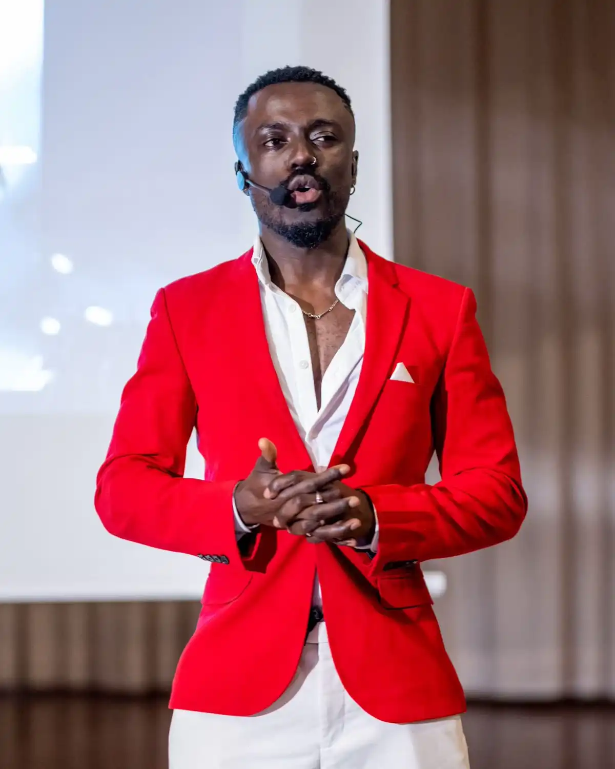 Tonio Amoah en un escenario